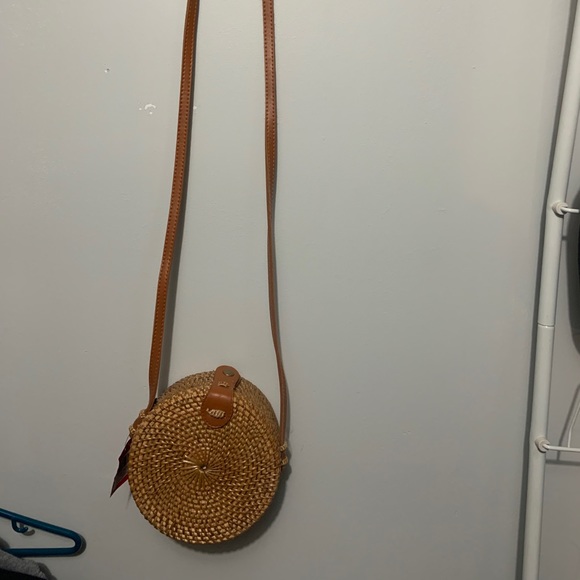 Small Round Straw Weave Bag - Picture 2 of 5